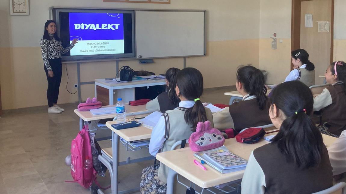 Okulumuz öğrencilerine ingilizce Öğretmenimiz Simge İÇÖZ tarafından DİYALEKT  dijital eğitim platformu tanıtıldı.